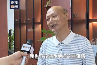 ?球星就该如此！乔治在见面会上耐心与球迷不断合影&微笑交谈